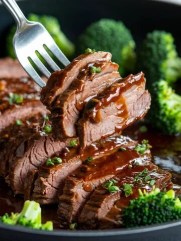 Succulent Teriyaki Beef Recipe – Tender sliced beef glazed in a rich, savory teriyaki sauce, served with fresh broccoli. A flavorful and easy homemade dinner.