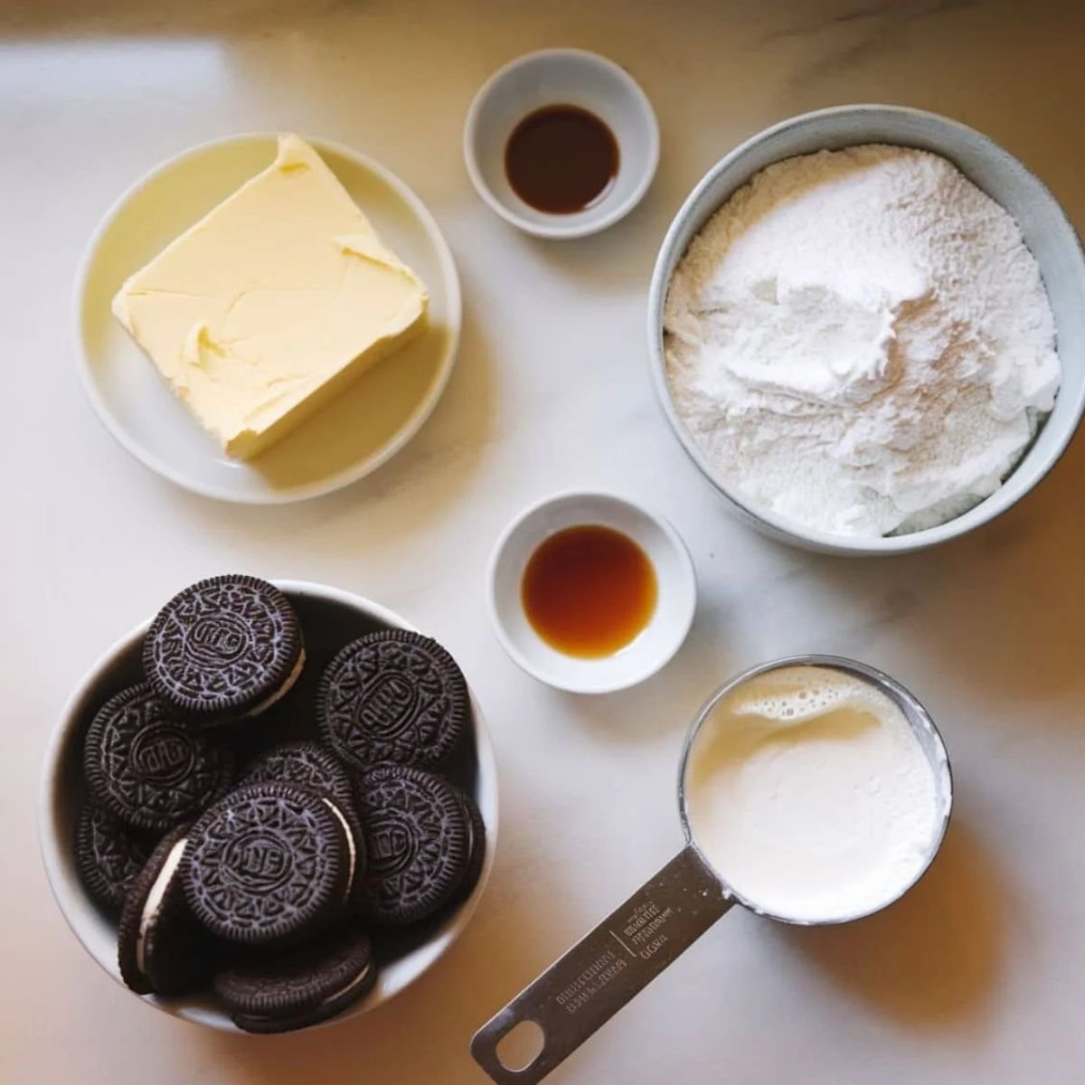 Oreo Cupcake Recipe Frosting Ingredients – Butter, Powdered Sugar, Vanilla, Heavy Cream, and Oreo Cookies for a Creamy Cookies & Cream Buttercream.